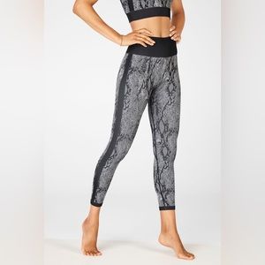 High-Waisted Seamless Snakeskin 7/8 Fabletics Legging Grey & Black